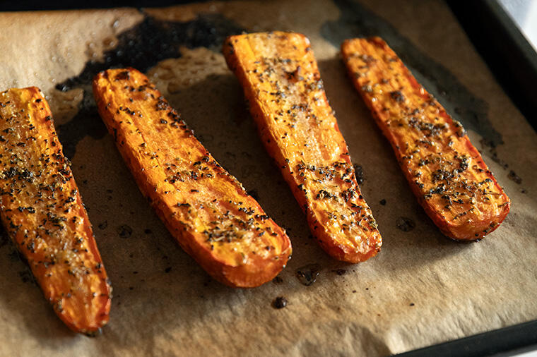 【オーブンでじっくり焼く。シンプルだからおいしい】香ばしさが際立つ「にんじんのハーブグリル」